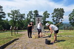 Dobrovoľníci pomáhali s údržbou vojnového cintorína Veľkrop