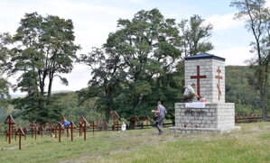 Tradičná brigáda na vojnovom cintoríne Veľkrop