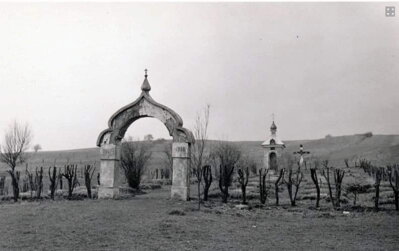 Pohľad historikov na vojnový cintorín z prvej svetovej vojny v obci Ladomirová